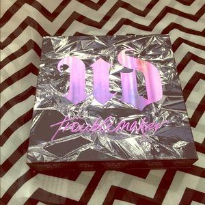 Urban Decay Troublemaker Eyeshadow Palette